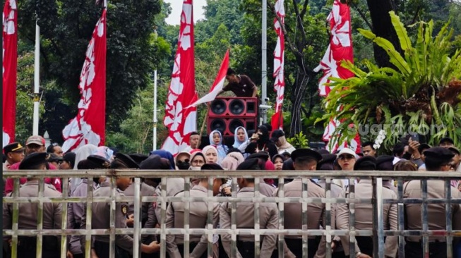 Puluhan pedagang yang tergabung dalam Paguyuban Pasar Sunter Podomoro menggelar aksi unjuk rasa di depan Balai Kota DKI Jakarta, Senin (31/8/2026). (Suara.com/Adiyoga)