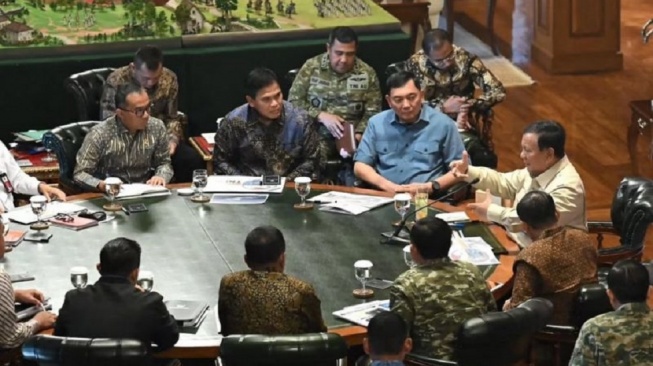 Presiden Prabowo Subianto melakukan pertemuan dengan Panglima TNI dan para Kepala Staf Angkatan beserta Menteri Pertahanan; Menteri Pendidikan Tinggi, Sains, dan Teknologi; Menteri Sekretaris Negara dan Sekretaris Kabinet di kediamannya di Hambalang, Kabupaten Bogor, Jawa Barat, Sabtu (29/8/2026). ANTARA/HO-Sekretariat Kabinet