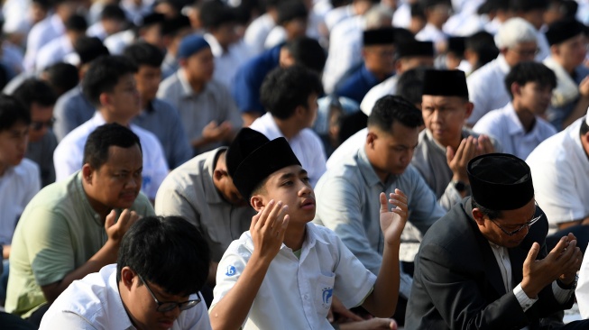 Sejumlah pelajar dan pengajar Al-Azhar berdoa usai melaksanakan Shalat Istisqa di halaman Masjid Agung Al-Azhar, Jakarta, Selasa (1/9/2026). [ANTARA FOTO/M Risyal Hidayat/YU]