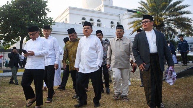 Ketua Umum Dewan Masjid Indonesia (DMI) Jusuf Kalla (keempat kanan) bersiap melaksanakan Shalat Istisqa di halaman Masjid Agung Al-Azhar, Jakarta, Selasa (1/9/2026). [ANTARA FOTO/M Risyal Hidayat/YU]