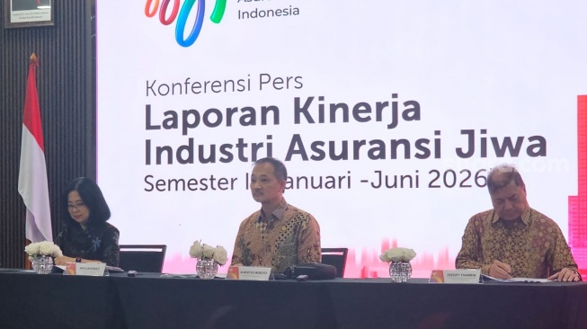 Ketua Dewan Pengurus AAJI, Albertus Wiroyo (tengah) di Gedung Grha AAJI, Senin (31/8/2026). [Suara.com/Rina A]