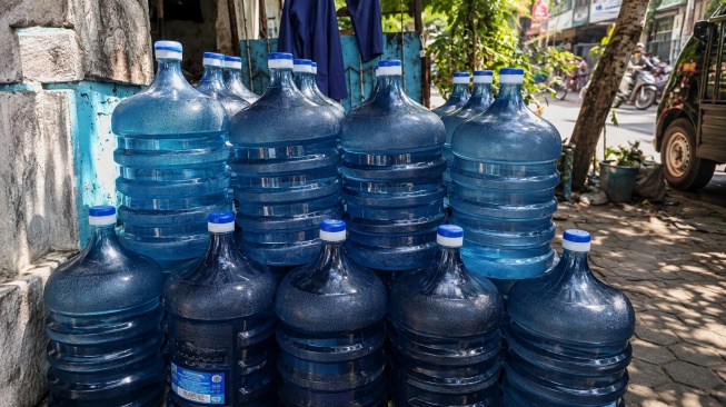 Penggunaan galon guna ulang sebagai wadah air minum turut menjadi perhatian dalam pembaruan standar keamanan kemasan pangan. (Dok. Istimewa)