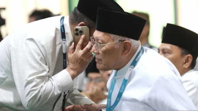Gus Kikin menerima ucapan selamat usai ditetapkan sebagai Ketua Umum PBNU. (ANTARA)