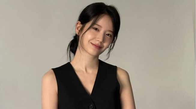 4 OOTD Modern Casual-Chic ala Jang Gyu Ri, Buat Gaya Makin On Point!