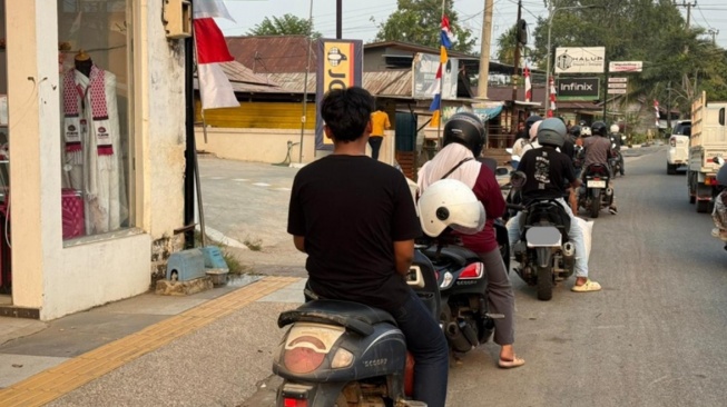 Bensin Langka, Warga di Berau Rela Antre BBM Eceran