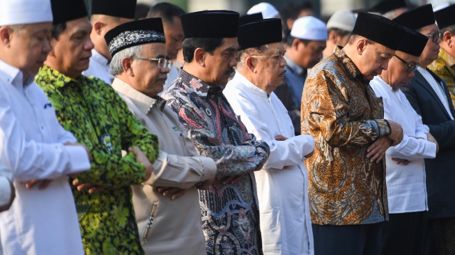 Ketua Umum Dewan Masjid Indonesia (DMI) Jusuf Kalla (kelima kiri) didampingi Rektor Universitas Al Azhar Indonesia kepada Prof Widodo Muktiyo (keempat kiri) melaksanakan Shalat Istisqa di halaman Masjid Agung Al-Azhar, Jakarta, Selasa (1/9/2026). [ANTARA FOTO/M Risyal Hidayat/YU]
