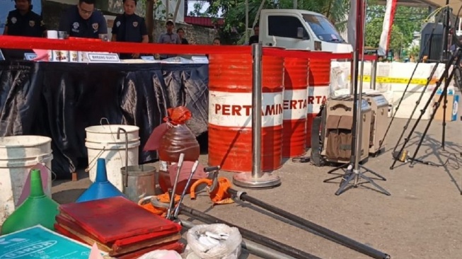 Modal Kimia, Oli Bekas Hitam Jadi Bening, Polisi Bongkar Mafia Oli Palsu Berlabel Pertamina