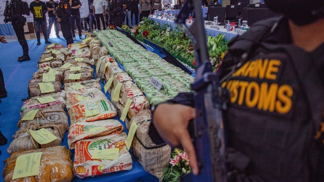Petugas bersenjata lengkap melakukan penjagaan di dekat tumpukan barang bukti saat rilis pengungkapan kasus penyelundupan narkotika di Polda Kepulauan Riau, Batam, Selasa (1/9/2026). [ANTARA FOTO/Teguh Prihatna/wsj]