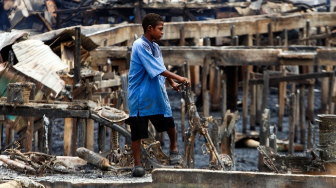 Warga memegang rangka motornya yang hangus terbakar di perkampungan Dok V, Mandala, di Distrik Jayapura Utara, Kota Jayapura, Papua, Selasa (1/9/2026). [ANTARA FOTO/Gusti Tanati/app/YU]
