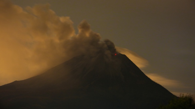 Lava pijar keluar dari Gunung Sinabung di Desa Kutarayat, Kecamatan Naman Teran, Kabupaten Karo, Sumatera Utara, Senin (31/8/2026). [ANTARA FOTO/Yudi Manar/YU]