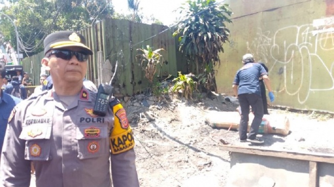 Petugas kepolisian saat melakukan olah tempat kejadian perkara penemuan jasad perempuan terbungkus kardus di Kota Bandung, Jawa Barat, Selasa (1/9/2026). ANTARA/HO-Polrestabes Bandung