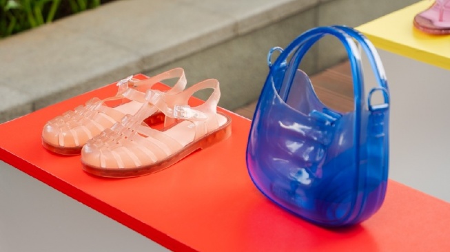 Jelly Shoes Kembali Naik Daun, Sentuhan Transparan dan Warna Berani Bikin Gaya Makin Playful