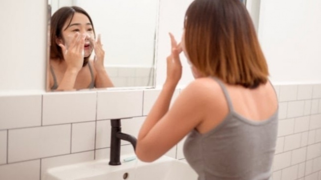 4 Acne Cleanser yang Ampuh Hempaskan Bruntusan Tanpa Merusak Skin Barrier