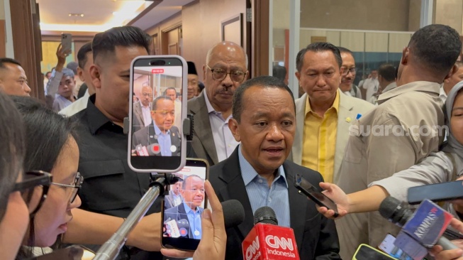 Menteri ESDM, Bahlil Lahadalia saat ditemui wartawan di Kompleks Parlemen, Jakarta, Senin (31/8/2026). [Suara.com/Yaumal]