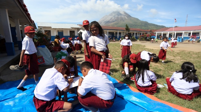 Sejumlah siswa SD Negeri 047174 mengikuti belajar mengajar saat erupsi Gunung Sinabung di Desa Kutarayat, Kecamatan Naman Teran, Kabupaten Karo, Sumatera Utara, Selasa (1/9/2026). [ANTARA FOTO/Yudi Manar/YU]
