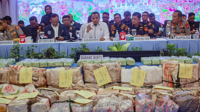 Kabareskrim Komjen Pol Syahardiantono (tengah), Dirjen Bea dan Cukai Djaka Budhi Utama (kedua kanan), Deputi Bidang Pemberantasan BNN RI Irjen Pol Aswin Sipayung (kedua kiri), dan Kapolda Kepri Irjen Pol Asep Safrudin (kanan) memberikan keterangan pers saat rilis pengungkapan kasus penyelundupan narkotika di Polda Kepulauan Riau, Batam, Selasa (1/9/2026). [ANTARA FOTO/Teguh Prihatna/wsj]