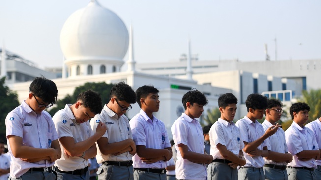 Sejumlah pelajar Al-Azhar melaksanakan Shalat Istisqa di halaman Masjid Agung Al-Azhar, Jakarta, Selasa (1/9/2026). [ANTARA FOTO/M Risyal Hidayat/YU]

