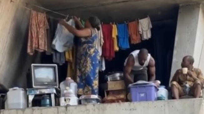 Viral Beton Bawah Tol Jadi Tempat Tinggal, Benarkah Ada di Indonesia? Cek Faktanya Di Sini