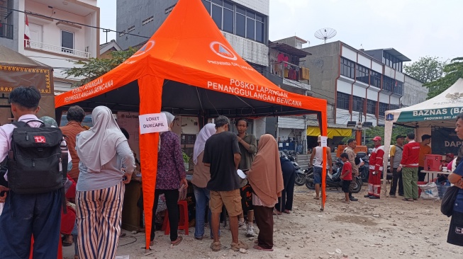 Layanan dukcapil mulai tersedia bagi korban kebakaran yang mengungsi di kawasan Batu Ceper, Gambir, Jakarta. [Suara.com/Agustin]