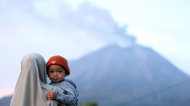  Wisatawan melihat erupsi Gunung Sinabung di Desa Kutarayat, Kecamatan Naman Teran, Kabupaten Karo, Sumatera Utara, Selasa (1/9/2026). [ANTARA FOTO/Yudi Manar/YU]
