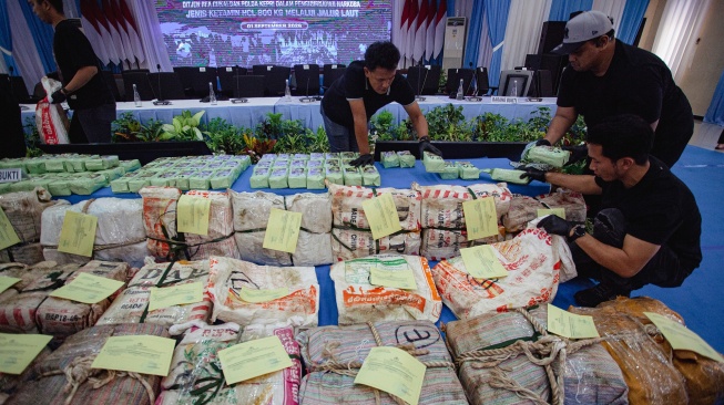 Anggota polisi menata tumpukan kemasan barang bukti saat rilis pengungkapan kasus penyelundupan narkotika di Polda Kepulauan Riau, Batam, Selasa (1/9/2026). [ANTARA FOTO/Teguh Prihatna/wsj]