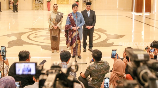 Gubernur Bank Indonesia (BI) Destry Damayanti (tengah) bersama Deputi Gubernur Senior BI Aida S. Budiman (kiri) dan Deputi Gubernur BI Solikin M. Juhro saat konferensi pers usai dilantik di Mahkamah Agung (MA), Jakarta, Rabu (2/9/2026). [Suara.com/Alfian Winanto]