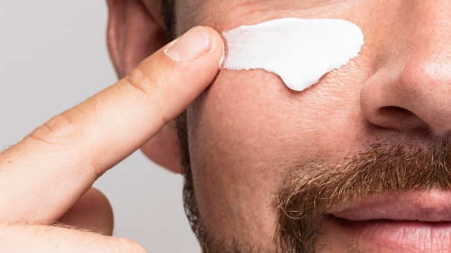 ilustrasi pria brewok pakai sunscreen (magnific)