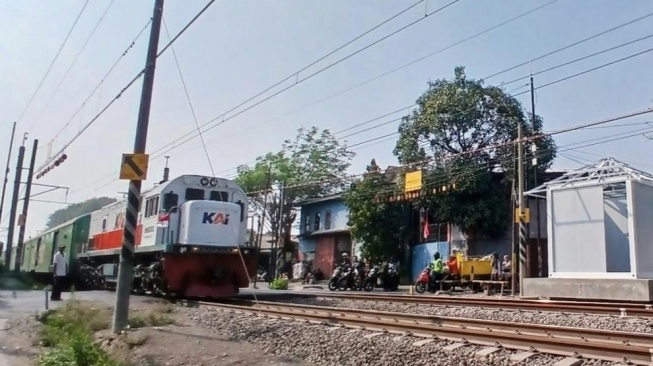 Ingatkan Kereta Tak Bisa Rem Mendadak, KAI Perbaiki 16 Perlintasan Kereta Sebidang di Bekasi-Depok