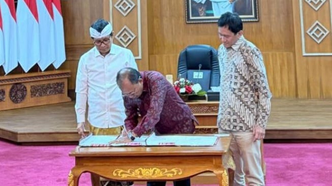 Direktur Utama KAI Bobby Rasyidin, Gubernur Bali Wayan Koster, dan Bupati Badung I Wayan Adi Arnawa saat penandatanganan kerja sama pada Selasa (1/9/2026). [handout]