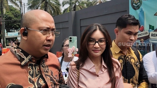 Sarwendah ditemani pengacaranya Chris Sam Siwu di Pengadilan Negeri Jakarta Selatan pada Rabu, 2 Agustus 2026