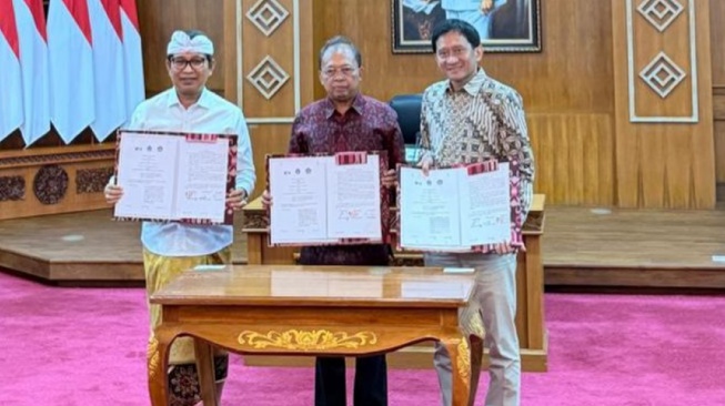 Direktur Utama KAI Bobby Rasyidin, Gubernur Bali Wayan Koster, dan Bupati Badung I Wayan Adi Arnawa saat penandatanganan kerja sama pada Selasa (1/9/2026). [handout]