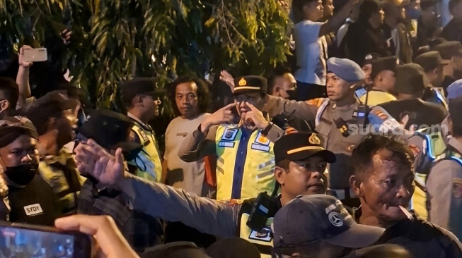 Aksi unjukrasa mahasiswa di Simpang Gramedia, Kota Yogyakarta,Selasa(1/9/2026) malam. [Suarajogja.id/ Putu Ayu Palupi]