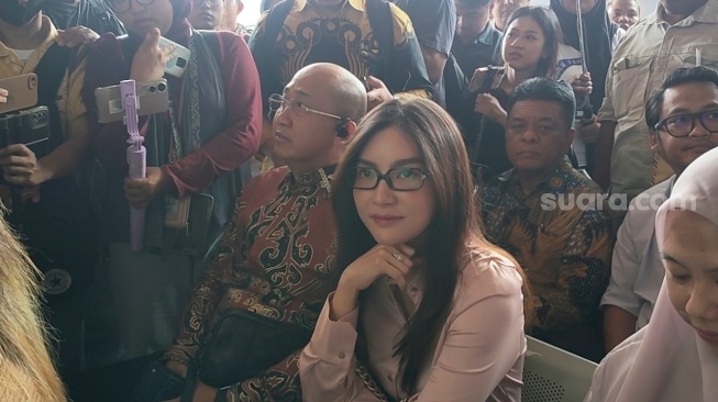 Sarwendah ditemani pengacaranya Chris Sam Siwu di Pengadilan Negeri Jakarta Selatan pada Rabu, 2 Agustus 2026