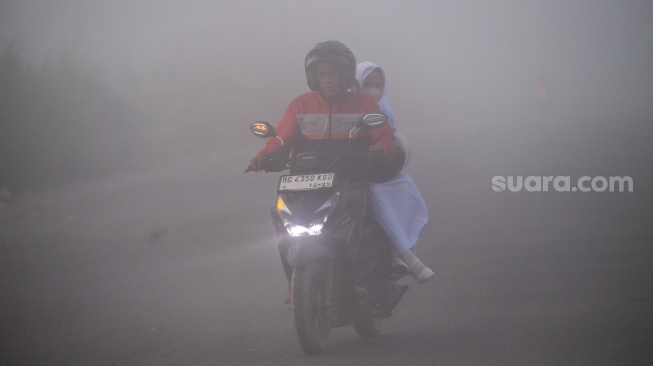 Pengendara melintas di jalan lingkar selatan Palembang-Banyuasin yang tertutup kabut asap di Kabupaten Banyuasin, Sumatera Selatan, Rabu (2/9/2026). [ANTARA FOTO/Nova Wahyudi/nz]