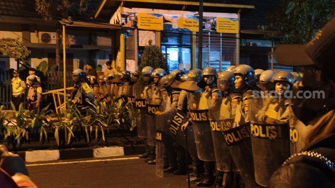 Aksi demonstrasi Aliansi Masyarakat Sipil di kawasan Simpang 4 Gramedia, Kota Yogyakarta, Selasa (1/9/2026) malam. (Suara.com/Hiskia)