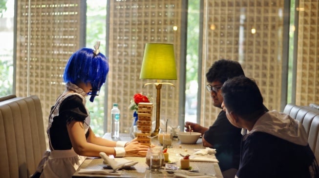Maid Cafe di BW Express Jakarta - Maid sedang menemani tamu bermain Jenga (Ist.)