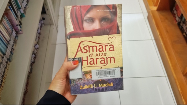 Cinta yang Tumbuh di Tanah Suci: Menyusuri Sabar dalam Asmara di Atas Haram