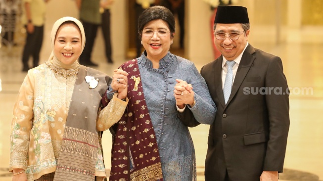 Gubernur Bank Indonesia (BI) Destry Damayanti (tengah) bersama Deputi Gubernur Senior BI Aida S. Budiman (kiri) dan Deputi Gubernur BI Solikin M. Juhro (kanan) saat konferensi pers usai dilantik di Mahkamah Agung (MA), Jakarta, Rabu (2/9/2026). [Suara.com/Alfian Winanto]