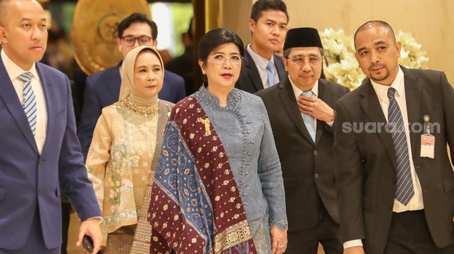 Gubernur Bank Indonesia (BI) Destry Damayanti (tengah) bersama Deputi Gubernur Senior BI Aida S. Budiman (kiri) dan Deputi Gubernur BI Solikin M. Juhro (kanan) saat konferensi pers usai dilantik di Mahkamah Agung (MA), Jakarta, Rabu (2/9/2026). [Suara.com/Alfian Winanto]