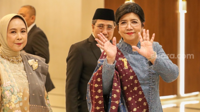 Gubernur Bank Indonesia (BI) Destry Damayanti (kanan) bersama Deputi Gubernur Senior BI Aida S. Budiman (kiri) dan Deputi Gubernur BI Solikin M. Juhro (tengah) saat konferensi pers usai dilantik di Mahkamah Agung (MA), Jakarta, Rabu (2/9/2026). [Suara.com/Alfian Winanto]