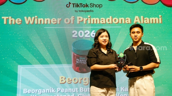 Sherine  Pranata, Category  Management  Head  -  FMCG,  Tokopedia  &  TikTok  Shop  Indonesia memberikan penghargaan kepada pemenang kategori Primadona Alami di Jakarta, Selasa (1/9/2026). [Suara.com/Alfian Winanto]