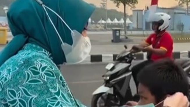 Filipina Imbau Warga Pakai Masker N95, Warga Kalteng Dibagikan Masker Biasa di Tengah Kepungan Asap