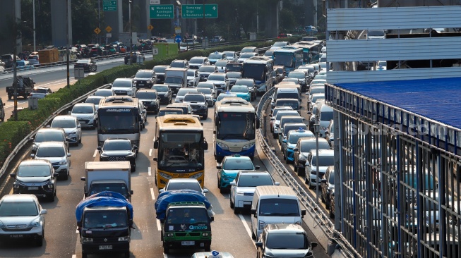 Sejumlah kendaraan terjebak kemacetan di Jalan Gatot Subroto, Jakarta, Kamis (3/9/2026). [Suara.com/Alfian Winanto]