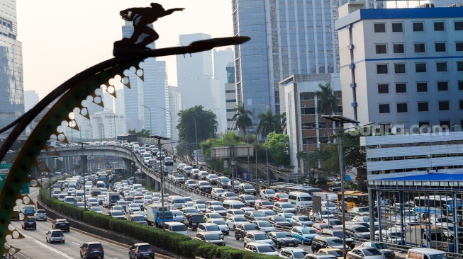 Sejumlah kendaraan terjebak kemacetan di Jalan Gatot Subroto, Jakarta, Kamis (3/9/2026). [Suara.com/Alfian Winanto]