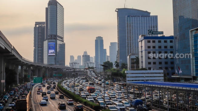 Sejumlah kendaraan terjebak kemacetan di Jalan Gatot Subroto, Jakarta, Kamis (3/9/2026). [Suara.com/Alfian Winanto]