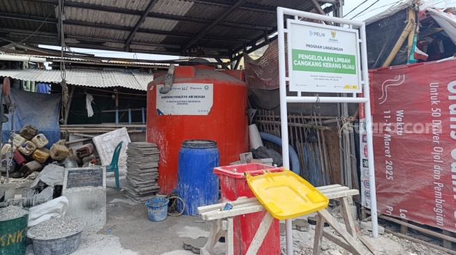 Warga di kawasan pesisir Kalibaru, Cilincing, Jakarta Utara, tengah mengalami kesulitan mendapatkan air bersih. (Suara.com/Agustin Dwi Anggraini)