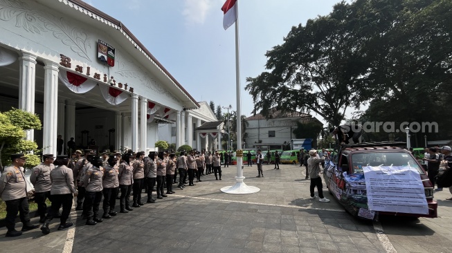 Sopir Angkot Geruduk Balai Kota Bogor, Ajukan 7 Tuntutan Penolakan Aturan Batas Usia 20 Tahun