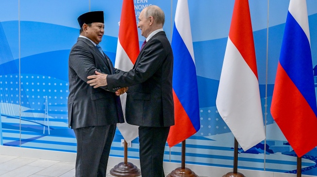 Presiden Prabowo Subianto (kiri) berjabat tangan dengan Presiden Rusia Vladimir Putin (kanan) sebelum melakukan pertemuan di sela-sela Forum Ekonomi Timur (Eastern Economic Forum/EEF) ke-11 di Vladivostok, Rusia, Kamis (3/9/2026). [ANTARA FOTO/HO/Setpres-Muchlis Jr/gp/agr]