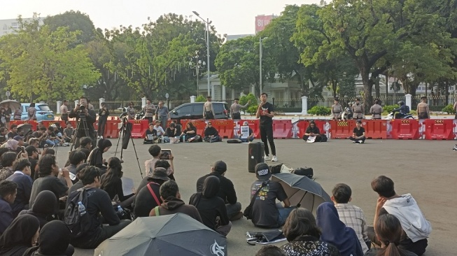 Aparat Diduga Biarkan Ormas 'Pukul' Demonstran, Aktivis: Taktik Orde Baru yang Berbahaya!
