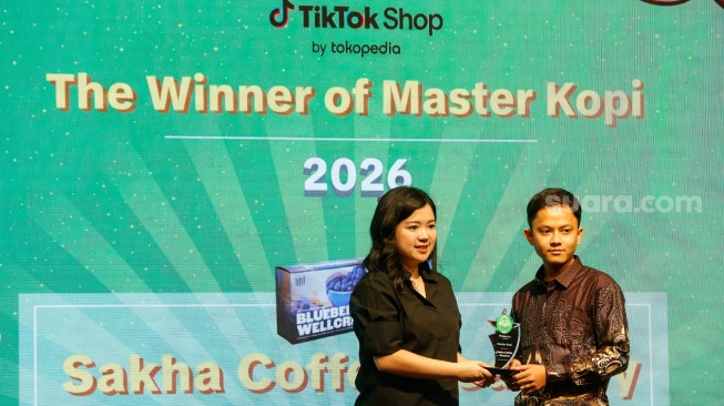Sherine  Pranata, Category  Management  Head  -  FMCG,  Tokopedia  &  TikTok  Shop  Indonesia memberikan penghargaan kepada pemenang kategori Master Kopi, Sakha Coffee Roastery di Jakarta, Selasa (1/9/2026). [Suara.com/Alfian Winanto]